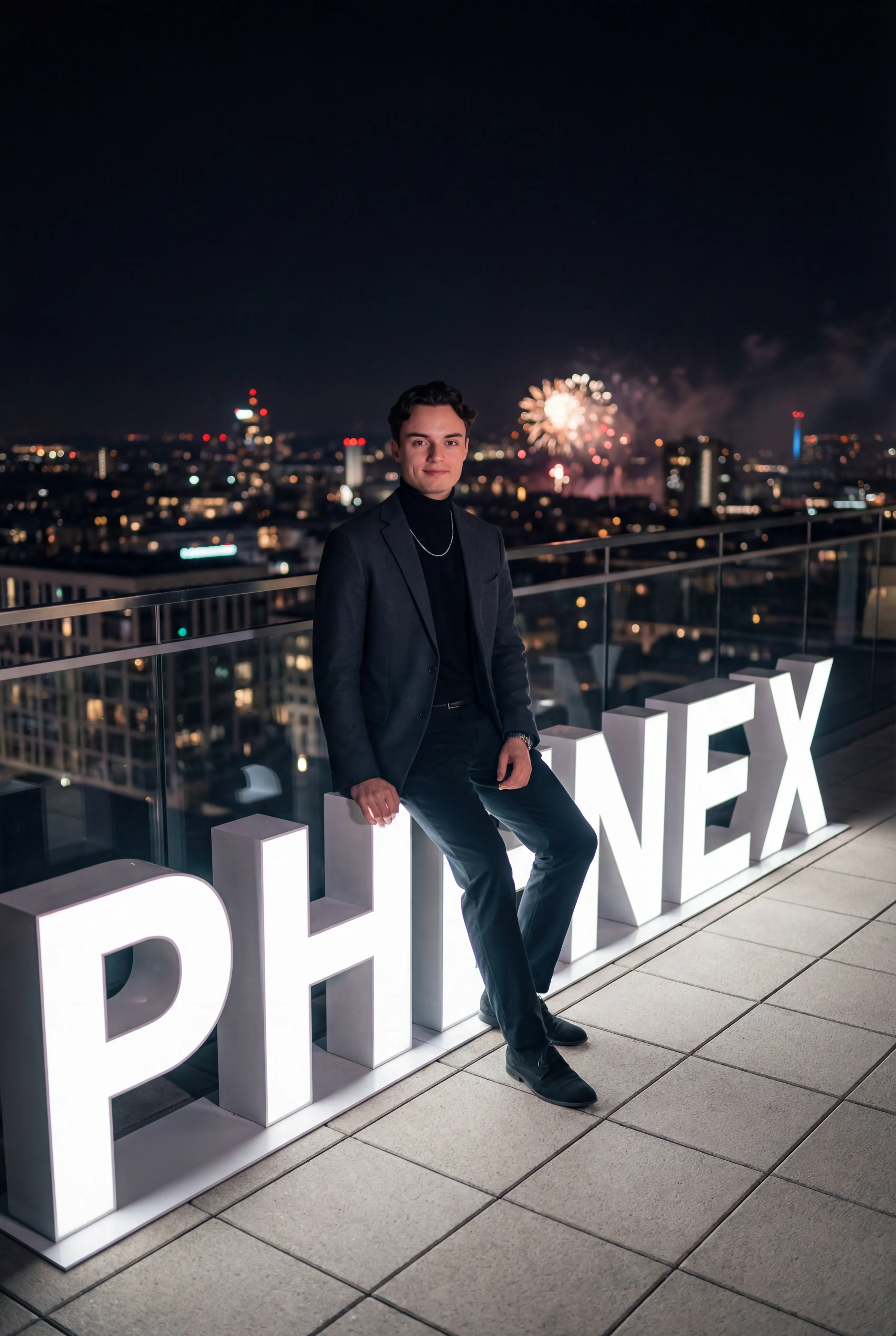 Vitus auf einer Dachterrasse in der Nacht